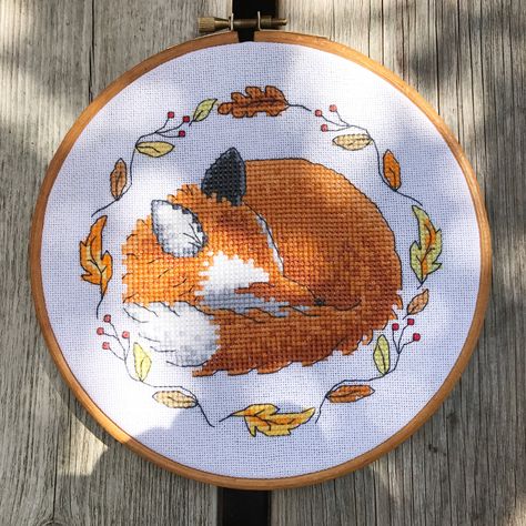 Autumn Crafts, Sleepy Fox cross stitch pattern Squirrel Cross Stitch, Counted Cross Stitch Patterns Free, Fox Trot, Autumn Animals, Fall Cross Stitch, Fox Squirrel, Cross Stitch Freebies, Stitch Ideas, Autumn Crafts