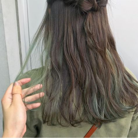 Green Strands Hair, Hidden Hair Color, Green Hair Dye, Black Hair Dye, Hair Color Streaks, Pretty Hair Color, Short Hair Balayage, Hair Color Highlights, Brown Hair With Highlights