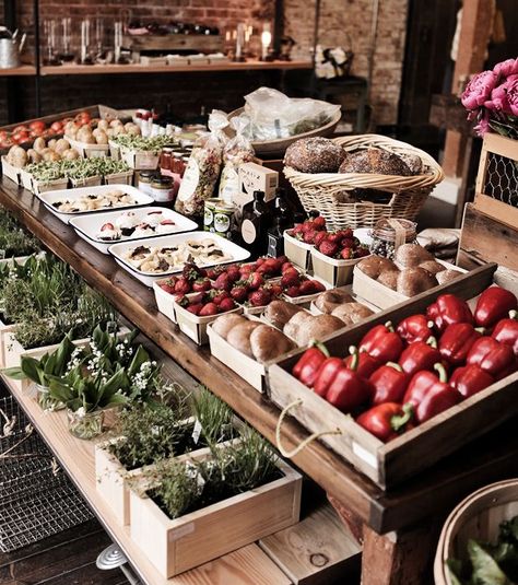 Farmers Market Ideas Farmers Market Display, Cafe Display, Produce Market, Summer Marketing, Farm Store, Market Displays, Farm Market, Local Farmers Market, Food Displays