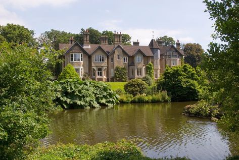 York Cottage On The Sandringham Estate,Sandringham,Norfolk,England,uk. Image shot 07/2008. Exact date unknown. Nottingham Cottage, Royal Home, Sandringham House, Queens Wedding, Sandringham Estate, Queen Gifts, Markle Prince Harry, Prince Harry And Meghan Markle, Harry And Meghan Markle