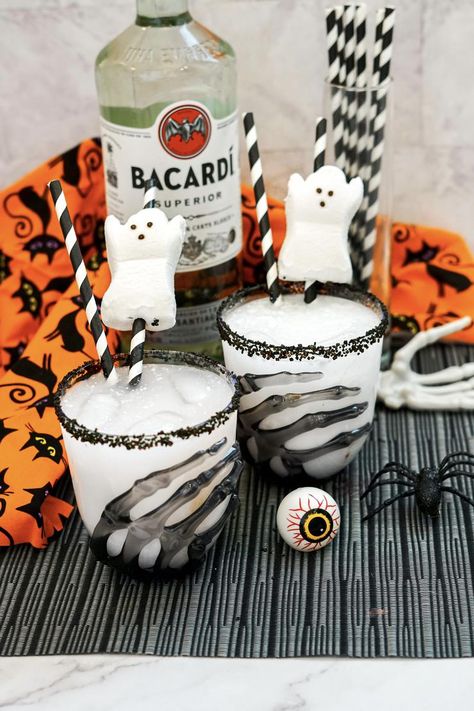 Drunken Ghost Cocktail, Drunk Ghost Cocktail, Drunk Ghost Drink, Halloween Mixed Drinks, Ghost Cocktail, Ghost Drink, Rum Alcohol, Fun Drinks Alcohol, Idea For Halloween