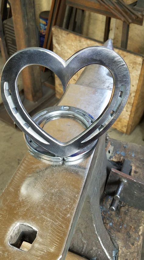 Horse Shoe Heart, Heart Horseshoe, Horseshoe Heart, Horseshoe Crafts Projects, Cool Welding Projects, Welded Metal Projects, Heart Picture Frame, Welding Crafts, Horseshoe Projects