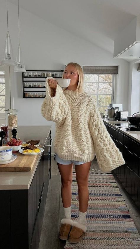 Cabin Outfit, Cozy Sweaters Outfits, College Clothes, Adrette Outfits, Estilo Indie, Skandinavian Fashion, Chique Outfits, Uggs Outfit, Pullover Outfit