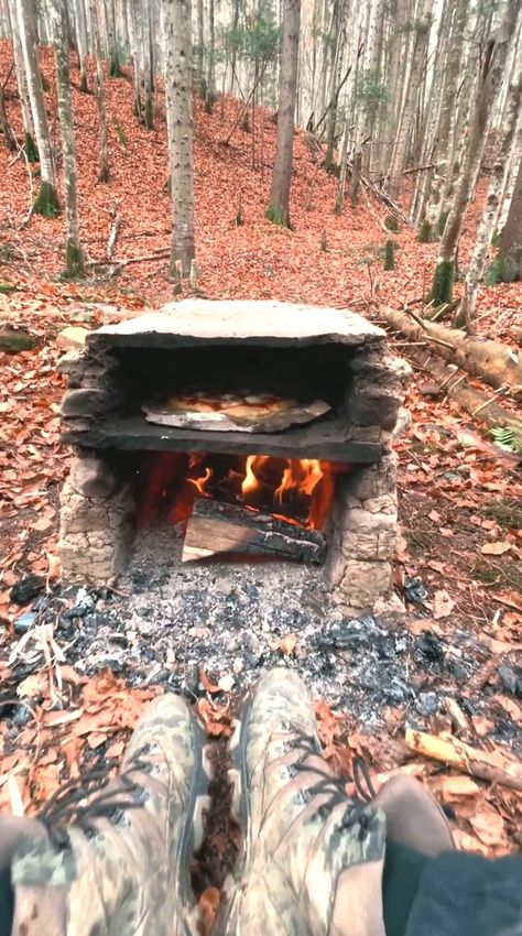 Bushcraft Fireplace, Bushcraft Kitchen, Cave Camping, Forest Survival, Primitive Cooking, Dog Nature, Bushcraft Shelter, Stone Oven, Primitive Technology