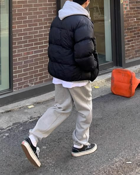 Black Down Jacket Outfit, Street Styles 2023, Puffer Jacket Fashion, Puffer Jacket Outfits, Down Jacket Outfit, Jacket Outfit Men, Nike Fashion Sneakers, Outfits Street Styles, Puffer Jacket Style