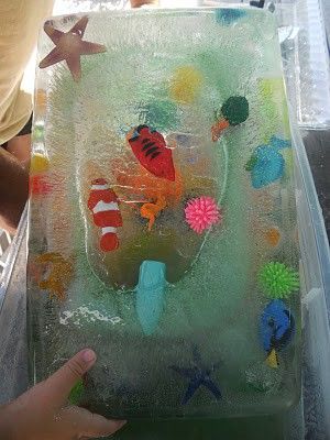 Freeze small toys in a block of ice...let kids try and get everything out (salt, hammers, water)... great summer fun Balloon Pinata, Frozen Toys, Summer Play, Water Games, Small Toys, Kids Outdoor, Rainy Day Activities, Play Ideas, Summer Ideas