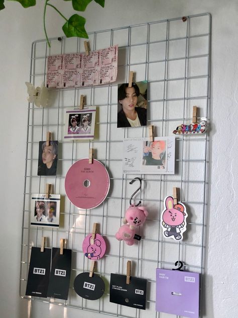 Wall Grid Kpop, Kpop Grid Wall, Kpop Display Ideas, Wall Grid Ideas, Room Maker, Grid Wall, Kpop Room, Living Room Furniture Arrangement, Dekorasi Kamar Tidur