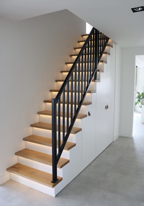 Staircase Rails Ideas, Iron Railings Indoor Staircases, Interior Staircase Design, Handrails For Stairs, Railing Tangga, Stair Renovation, 3 Storey House Design, Stairs Renovation, Modern Stair Railing