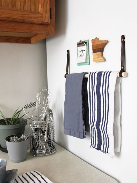 You're not taking full advantage of the space in your kitchen - go vertical with this DIY magnetic paper towel holder! Magnetic Towel Bar, Diy Towel Bar, Towel Rack Ideas, Ladder Towel Racks, Pipe Towel Rack, Kitchen Towel Rack, Diy Towel Rack, Kitchen Towel Holder, Diy Towels