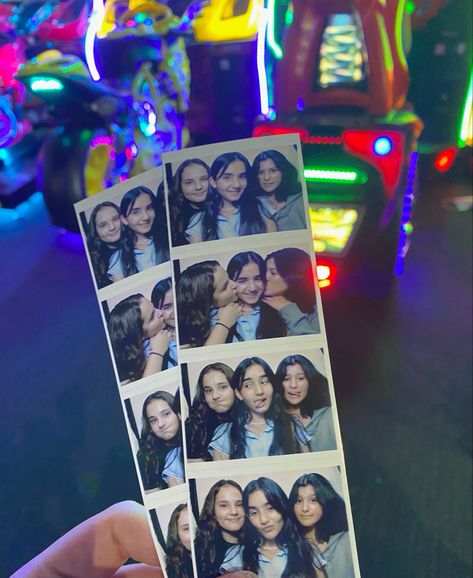 Arcade Friends Aesthetic, Girl Dates Friends, Carnival With Friends, Arcade Aesthetic Friends, Fun Summer Ideas With Friends, Arcade Date Aesthetic, Arcade Photobooth, Friend Dates Aesthetic, Arcade With Friends