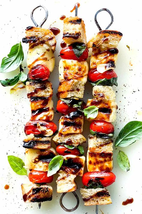 Grilled Caprese Skewers | foodiecrush.com Camping Appetizers, Italian Food Party, Vegetarian Roast, Caprese Recipes, Caprese Salad Recipe, Caprese Skewers, Bread Cheese, Skewers Grill, Skewer Recipes