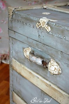 Trunk Makeover, Painted Trunk, Chalky Paint, Decoration Shabby, Old Trunks, Chalk Paint Projects, Old Chest, Trunks And Chests, Paris Grey