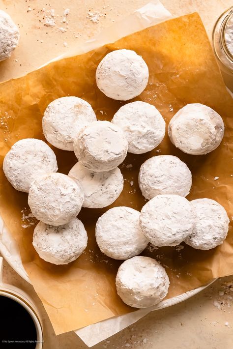 Photo of a serving tray containing with powdered sugar donut holes. Oven Baked Donut Holes, Mini Powdered Donuts Recipe, Powdered Donut Holes, Baked Donut Holes, Donut Hole Recipe, Powdered Donuts, Doughnut Holes, Sugar Donut, Powder Sugar