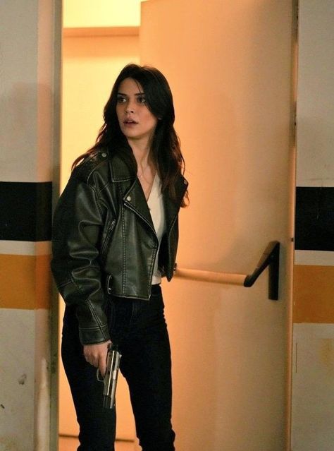 Detective Woman Character, Policewoman Aesthetic, Fbi Agent Aesthetic Female Outfit, Detective Outfit Female, Women Detective Outfit, Female Detective Outfit, Detective Aesthetic Outfit, Valentino Aesthetic, Female Spy