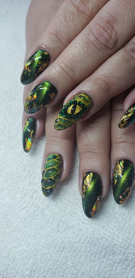 Green Snake Skin Nails, Snake Eye Nails, Green Snake Nails, Halloween Medusa, Medusa Nails, Snake Nails, Snake Skin Nails, Green Cat Eye, Snake Goddess