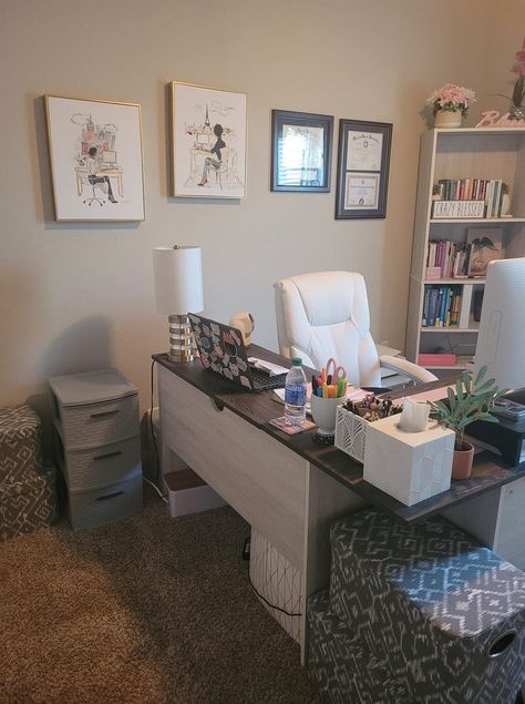 Office Decor Organization, Home Office Layouts, Home Office/guest Room, Feminine Home Offices, Work Office Decor, Cozy Home Office, Office Guest Room, Guest Room Office, Office Room Decor