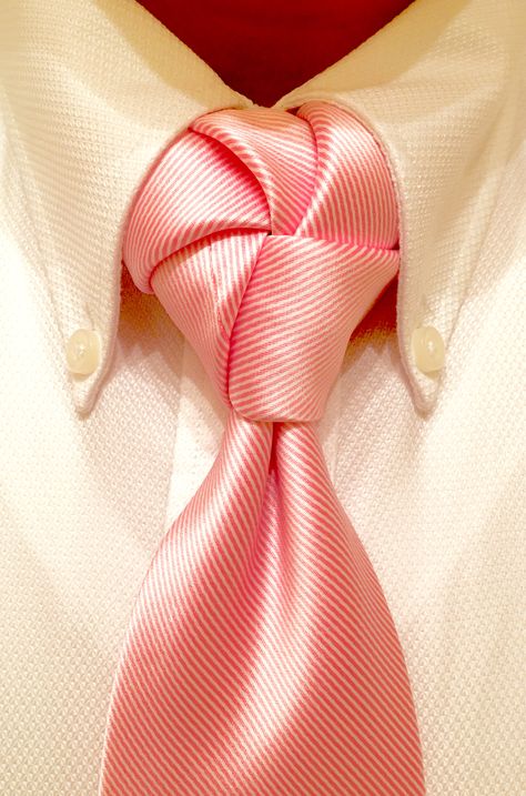 Another example of the fancy knotilus knot with button down shirt. Looks a little differ now with button down, more like a pinwheel or tornado Tie Knots Men, Four In Hand Knot, Fancy Tie, Alternative Men, Neck Tie Knots, Trinity Knot, The Trinity, Tie Knots, Nautilus