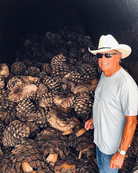 Código 1530 Tequila’s Instagram post: “The King of....Agave! #tequilaprivado” Bubba Strait, Young George Strait, George Strait Quotes, George Strait Family, King George Strait, Dierks Bentley, Jake Owen, Thomas Rhett, Baby George