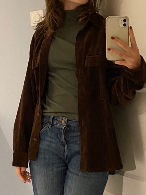 Styling Brown Turtleneck, Outfits With Brown Corduroy Jacket, How To Style A Green Turtleneck, Outfit Ideas Gilmore, Vintage Outfits With Jeans, Winter Corduroy Outfit, Rory Gilmore Turtleneck Outfit, Corduroy Brown Jacket Outfit, Max Mayfield Outfit Ideas