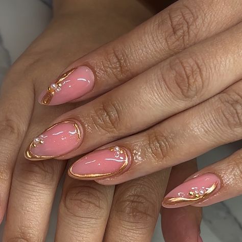 ✨🐚 Pink And Gold Glitter Nails, Pink And Gold Nails, Grad Nails, Beauty Salon Posters, Colored Acrylic, Colored Acrylic Nails, Long Acrylic, Pink Acrylic, Bridal Nails