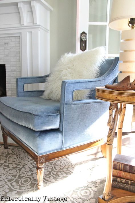 Spring Decorating Tips - it's all about pattern and color www.eclecticallyvintage.com Blue Velvet Chairs, Design Apartment, White Chair, Velvet Chair, Blue Chair, Velvet Armchair, Diy Chair, Cool Chairs, Blue Decor