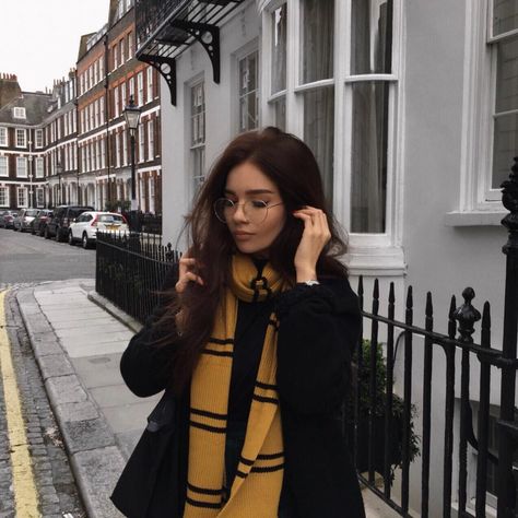 Universal Japan, Hufflepuff Outfit, Orlando Photography, Slytherin And Hufflepuff, Hufflepuff Aesthetic, Hufflepuff Pride, Harry Potter Scarf, Harry Potter Cosplay, Harry Potter Hufflepuff