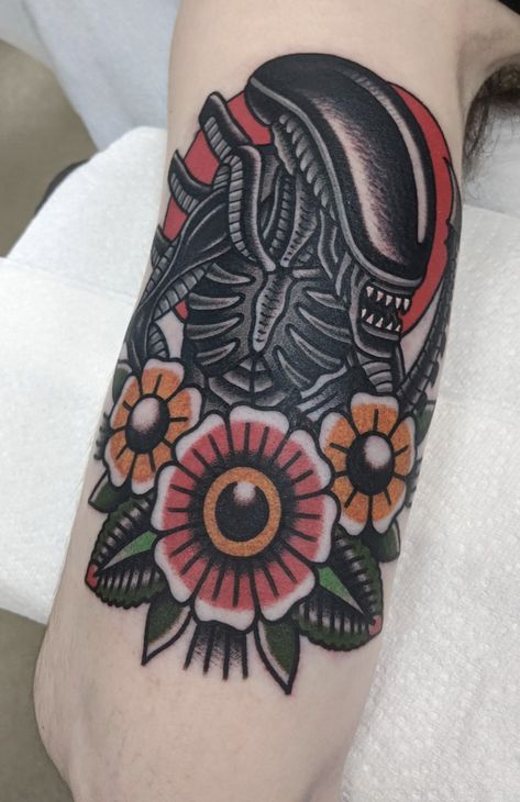 Xenomorph Tattoo Traditional, Alien Tattoo Xenomorph Queen, Alien Movie Tattoo, Dark American Traditional, Hellraiser Tattoo, Alien Tattoo Xenomorph, Liam Tattoo, Alien Tattoo Ideas, L Tattoos