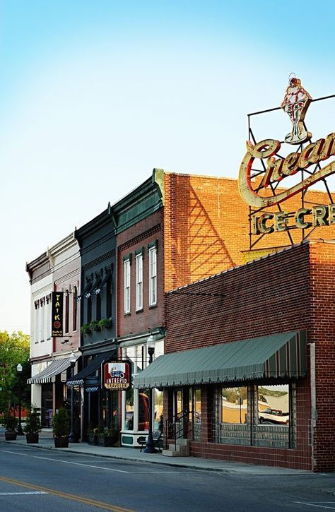 Small Town Living, Small Towns Usa, Small Town America, Small Town Life, Small Town Girl, On The Corner, Search Bar, Brick Building, 10 Reasons