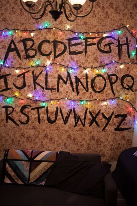 There was an actual wallpaper wall with the creepy letters and Christmas lights, just like the one in Joyce's living room! Stranger Things Christmas Lights, Stranger Things Party, Stranger Things Lights, Stranger Things Christmas, Christmas Lights Wallpaper, Stranger Things Halloween, Stranger Things Art, The Stranger, Wallpaper Collage