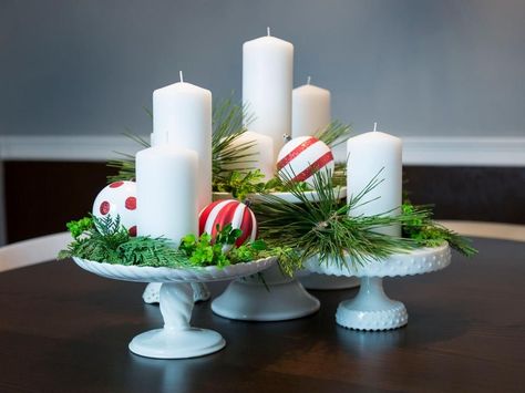 Proof that cake stands can go beyond the kitchen. Christmas Tablescapes Simple, Transitional Christmas, Picture Wedding Centerpieces, Simple Arrangements, Christmas Dollhouse, Chirstmas Decor, Christmas Decorations Apartment, Apartment Christmas, White Pillar Candles