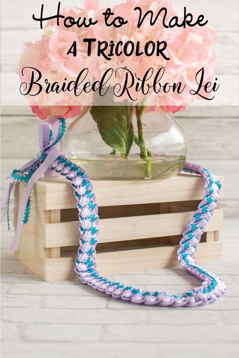 Discover how to make a tricolor braided ribbon lei with tricot accents! Great for homecoming, graduation, and other celebrations Diy Lei, Braided Ribbon Lei, Lei Graduation, Lei Ideas, Graduation Leis Diy, Lei Making, Graduation Money Lei, Braided Ribbon, Diy Frühling