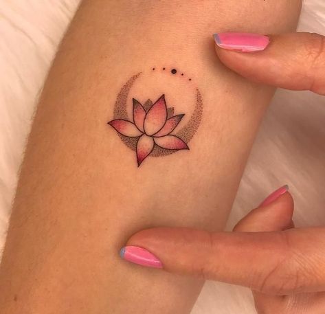 Lotus Tattoo Design For Women, Lotus Tattoo Wrist, Tatooo Delicadas, Simple Lotus Flower Tattoo, Simple Lotus Tattoo, Lotus Flower Tattoos, Tatuaje Cover Up, Lotusblume Tattoo, Small Lotus Tattoo