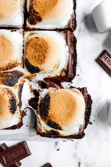 These Oreo S'mores Bars are a great way to eat s'mores without being outside or needing a campfire! They're super easy to make and you can customize them however you like :) Oreo Smores, Breakfast Cupcakes, Easy Summer Dessert, S Mores Bars, Krispie Treats Recipe, Messy Kitchen, Being Outside, S'mores Bar, Easy Summer Desserts