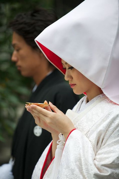 International: Beauty Secrets From Around The World | Anya Bridal Wedding Blog Japanese Wedding Traditions, Wedding Japanese, Japanese Bride, All About Japan, Japanese Wedding, Wedding Kimono, Unique Wedding Flowers, Japanese Tea Ceremony, Japanese People