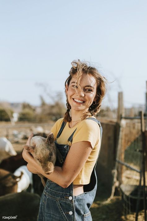 Farmer Photoshoot, Farmer Aesthetic, Taking Care Of Animals, Photoshoot Ideas Kids, Women Farmer, Summer Happiness, Farmer Girl, Chica Cool, Gardening Outfit