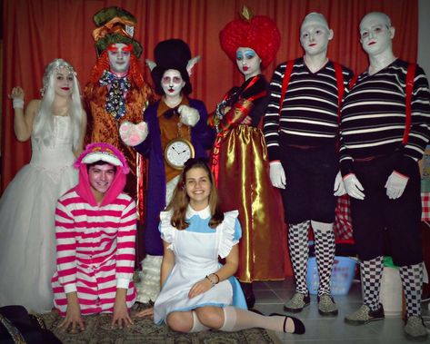 Alice In Wonderland Costume Ideas Group, Alice In Wonderland Group Costume, Disney Group Costumes, Custome Ideas, Best Group Halloween Costumes, Blue Raven, School Costume, Alice In Wonderland Costume, Wonderland Costumes