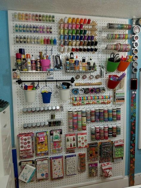 Pegboard Craft Room, Rangement Art, Pegboard Storage, Small Craft Rooms, Pegboard Organization, Pegboard Accessories, Sewing Room Design, Dream Craft Room, Craft Room Design