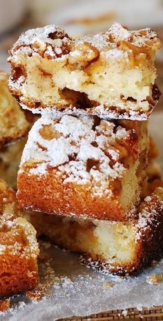 Cinnamon apples cake bars. Huge chunks of apples tossed in cinnamon and brown sugar! Super easy dessert! Apple Squares, Super Easy Dessert, Super Easy Desserts, Square Recipes, Apple Dessert Recipes, Dessert Aux Fruits, Apple Cake Recipes, Cake Bars, Apple Desserts