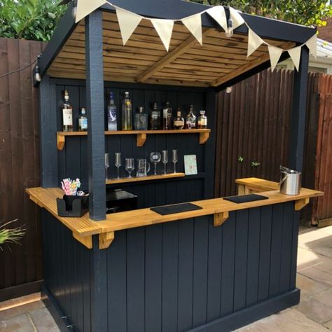 Outdoor Bar Designs For Home, Outdoor Garden Bar Ideas, Home Outdoor Bar Ideas, Homemade Outdoor Bar, Bar Outside Ideas Patio, Small Backyard Bar Ideas, Pub Garden Ideas, Small Outdoor Bar Ideas Backyards, Bar Ideas For Garden