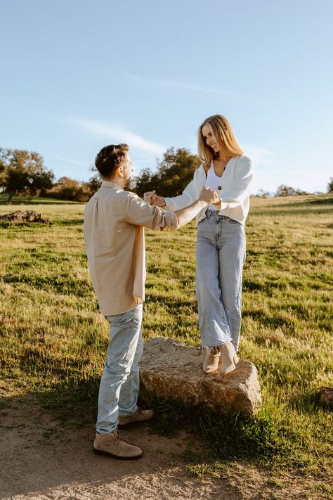 Casual Fun Engagement Photos, Cream Engagement Outfits, Engagement Shoot Outfit Summer Casual, Engagement Outfits Casual, Engagement Photos Outfits Outdoor, Outfit Ideas Engagement Photos, Casual Engagement Photo Outfits, Relaxed Engagement Photos, Wildflower Field Engagement Photos