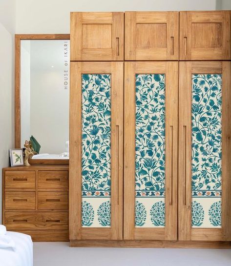 Floral Wardrobe Design, Indian Wardrobe Interior Design, Traditional Wardrobe Design, Traditional Interior Design Indian, Indian Wardrobe Design, Wallpaper Wardrobe Doors, Indian Contemporary Interiors, Bad Design Bedrooms Beds, Traditional Indian Houses Interior