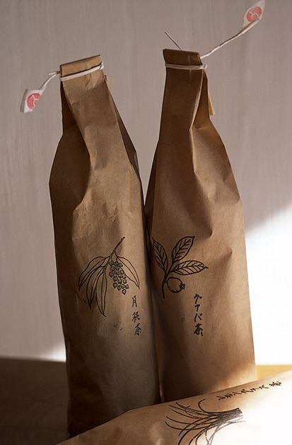 brown bottle wrap Packaging Creative, Japanese Packaging, Cool Packaging, Brown Paper Packages, 카드 디자인, Graphic Design Packaging, Wine Packaging, Cadeau Diy, Tea Packaging