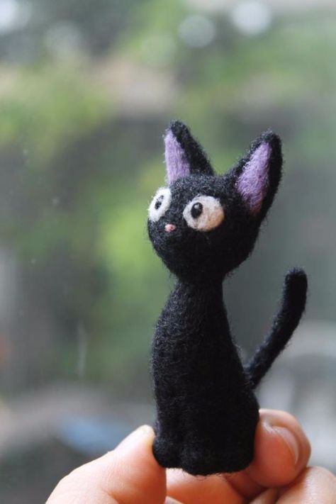 DIY Ideas With Cats - Needle Felted Totoro - Cute and Easy DIY Projects for Cat Lovers - Wall and Home Decor Projects, Things To Make and Sell on Etsy - Quick Gifts to Make for Friends Who Have Kittens and Kitties - Homemade No Sew Projects- Fun Jewelry, Cool Clothes, Pillows and Kitty Accessories http://diyjoy.com/diy-ideas-cats Needle Felt Sculpture Art Dolls, Tovad Ull, Needle Felted Cat, Needle Felting Diy, Needle Felting Kits, Needle Felting Projects, Felting Tutorials, Felt Cat, Cat Crafts