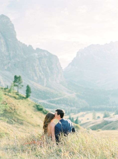 Read More: https://www.stylemepretty.com/vault/image/6813411 Mountain Photoshoot Ideas Couple, Selena Photoshoot, Engagement Photos Nature, Engagement Photos Mountains, Prenup Photos Ideas, Portrait Tips, Prenuptial Photoshoot, Mountain Photoshoot, Prenup Ideas