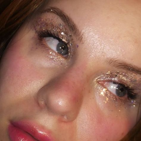 Messy Glitter Makeup Aesthetic, Messy Glitter Eye Makeup, Messy Glitter Makeup, Messy Eye Makeup, Chunky Glitter Makeup, Face Glitter Makeup, Glitter Tears, Glittery Makeup, Under Eye Makeup