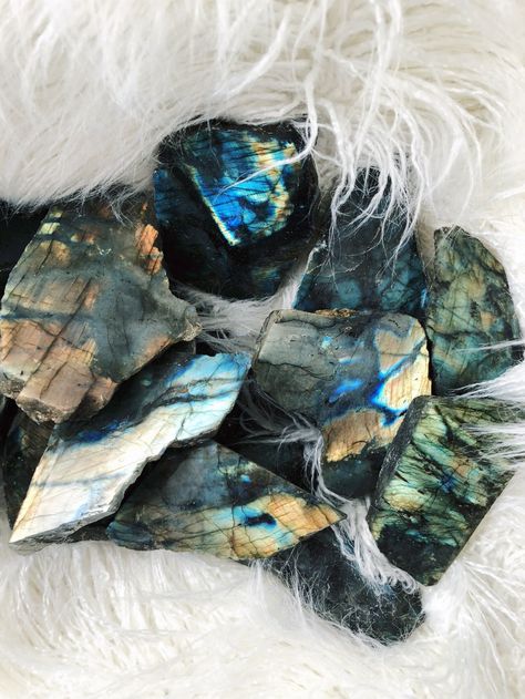 Labradorite Crystal Aesthetic, Labrodite Crystal Aesthetic, Labradorite Aesthetic, Prettiest Crystals, Crystals Healing Grids, Crystal Vibes, Handmade Crystal Jewelry, Crystal Aesthetic, Pretty Rocks