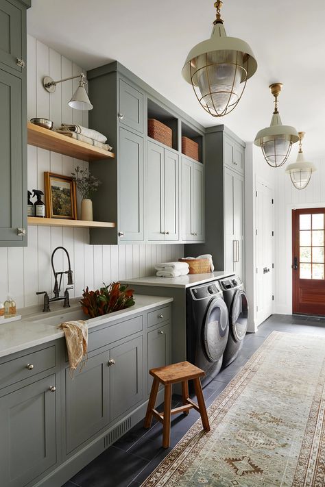 33 Mudroom Ideas Interior Designers Stand By | Architectural Digest Laundry Room Closet Ideas, Room Closet Ideas, Laundry Room Decor Ideas, Laundry Room Decorating, Laundry Room Closet, Laundry Room Sink, Modern Appliances, Kitchen Paint Colors, Shaker Kitchen