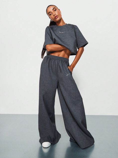 Ensemble 2 pièces avec un t-shirt ajusté en néoprène et un pantalon de jogging à jambes larges Gris foncé Casual    Lettres  Extensibilité légère  Women Clothing, size features are:Bust: ,Length: ,Sleeve Length: Wide Leg Pull-on Sweatpants For Loungewear, Gray Wide-leg Sweatpants For Streetwear, Gray Wide-leg Loungewear Bottoms, Gray Wide-leg Sweatpants With Drawstring, Gray Full-length Jogging Pants, Fitted Joggers, Dark Jeans, Embroidered Hoodie, Womens Fleece