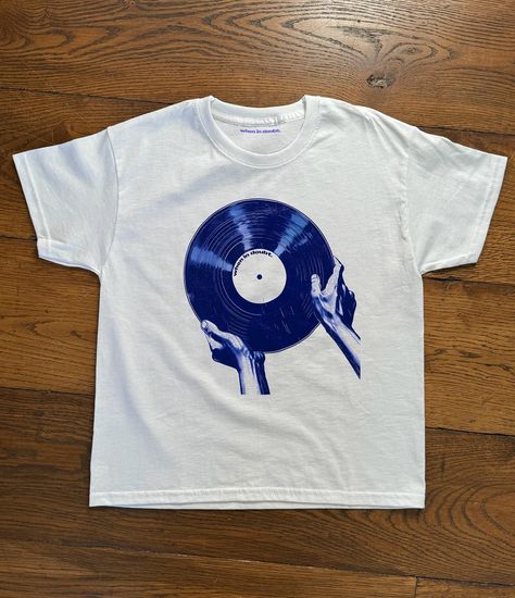 💿 the vinyl tee 💿 our newest print - available now as a baby tee or standard unisex tee. Vinyl Printing Ideas, Blue Graphic Tee With Print, Vintage Relaxed Fit T-shirt With Screen Print, Vintage Cotton T-shirt With Screen Print, Romantic Blue Baby Tees, Y2k Shirts Baby Tees, Graphic Baby Tee, Baby Tee Shirts, Vintage Shirt Design