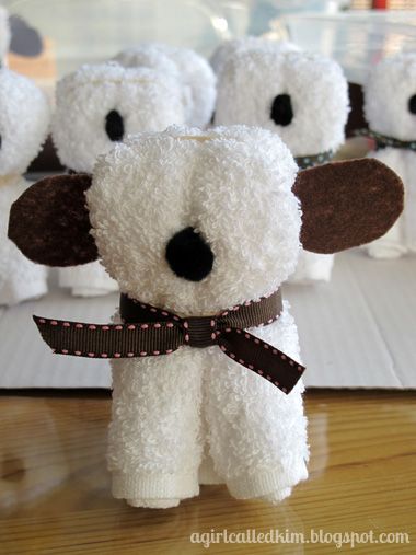 DIY wash cloth puppy.  Great idea for a baby shower- you can make them in so many different colors. Washcloth Animals, Washcloth Crafts, Towel Animals, Baby Washcloth, Towel Crafts, Fiesta Baby Shower, Wash Cloth, Baby Diy, Baby Shower Diy